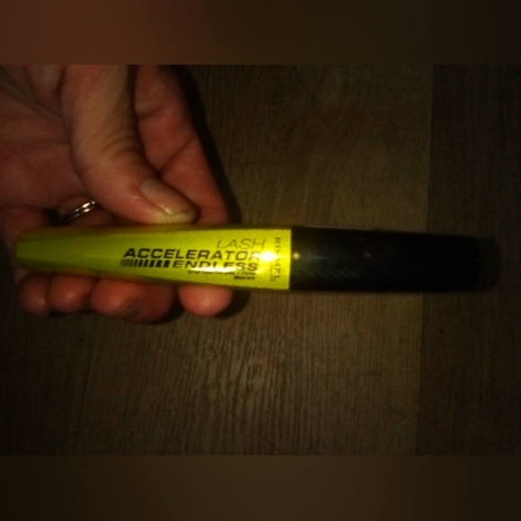 Mascara - Picture 2 of 3